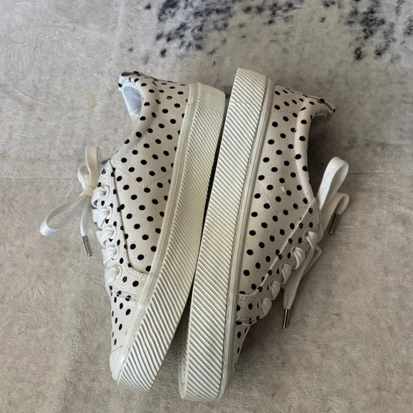 Cariuma Oca Low White Sneakers with Black Dots - Picture 8 of 9